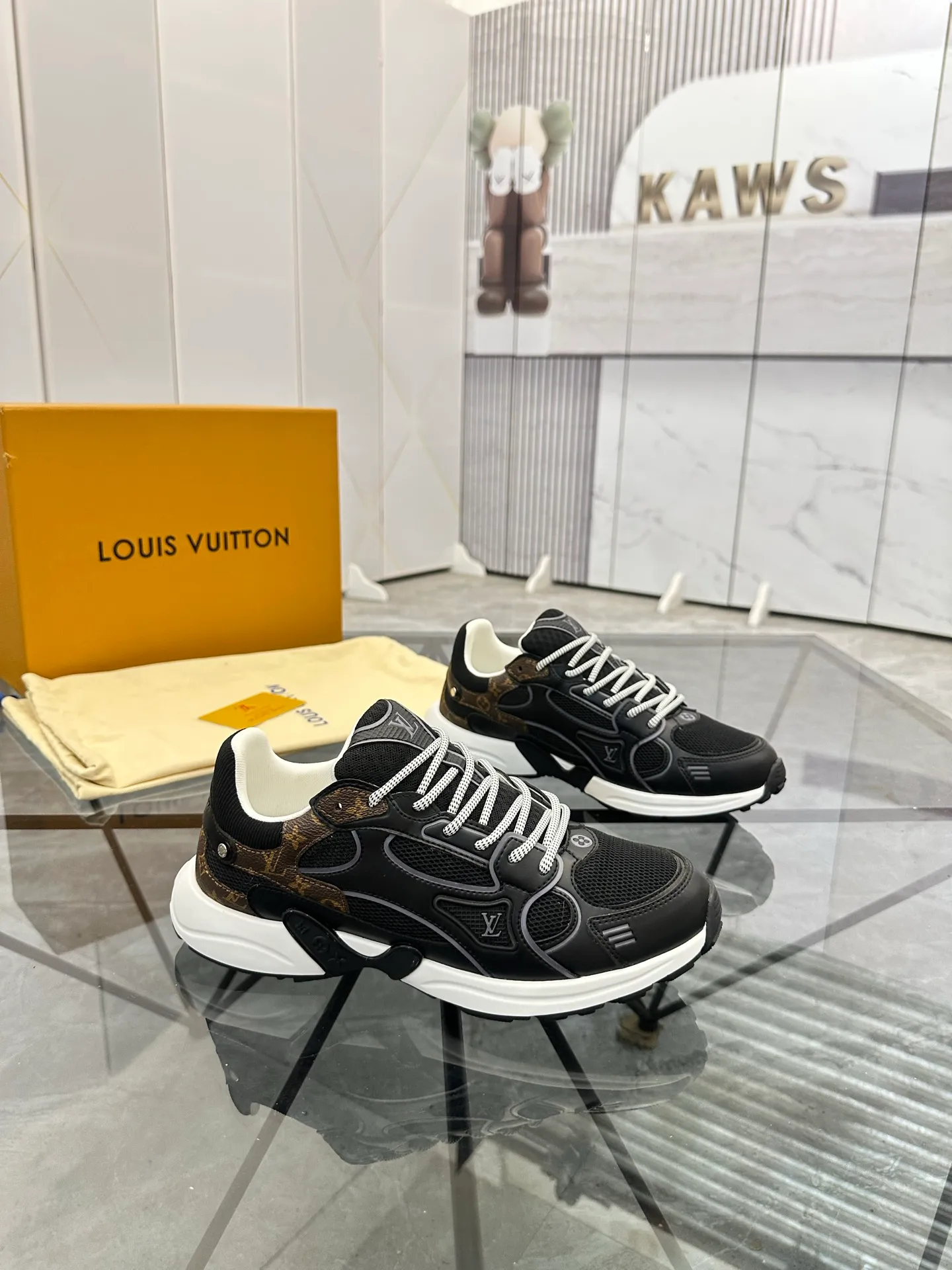Men's shoes: 💰P660¥ Top quality Product trademark: LV* "Louis Vuitton*" low-top casual shoes Regular size: 35-44 (can be customized to 45.46) Couple style Product materials: Upper imported cowhide stitching original material, breathable lining, original outsole. Number: H218